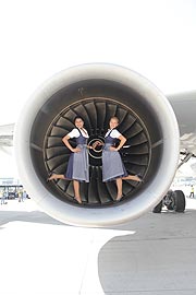 vorgestellt: die Lufthansa Trachten Crew - eingekleidet wurde sie 2016 wieder von Trachten Angermaier (©Foto. Marikka-Laila Maisel